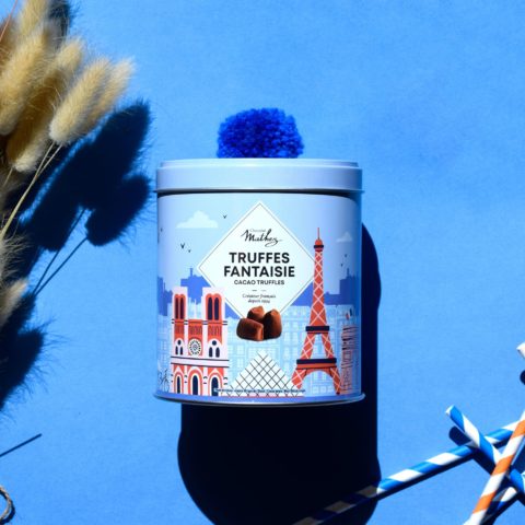 Jolie boîte en métal de truffes fantaisie aux éclats de caramel au beurre salé